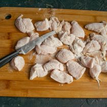 Нарезаем филе из куриной грудки крупно Нарезаем филе из куриной грудки крупно