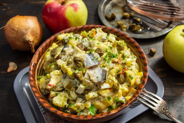 Картофельный салат с салакой