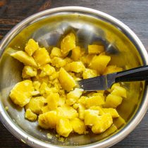 Сваренный в мундире картофель чистим, нарезаем крупными кубиками