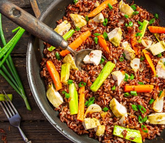 Красный рис овощами и курицей