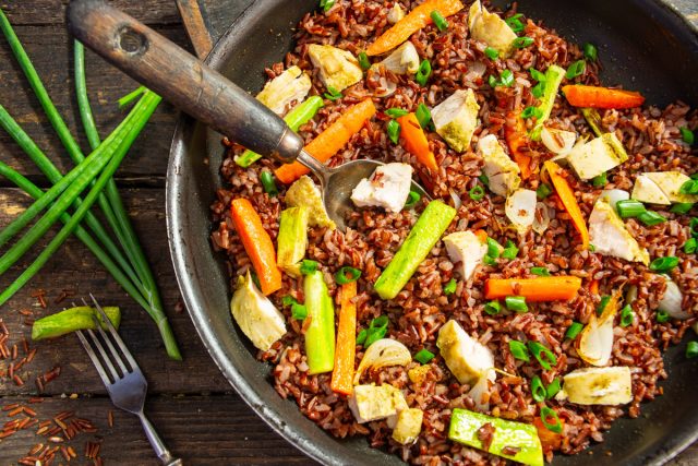 Красный рис овощами и курицей Красный рис овощами и курицей