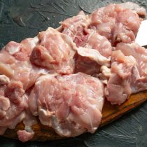 Острым узким ножиком аккуратно вырезаем косточку из бедра