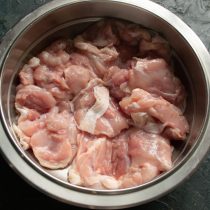 Сначала поливаем сухим вином