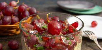 Салат с куриной грудкой и виноградом