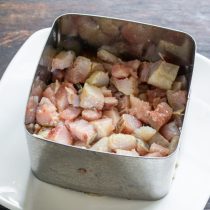 Нарезаем филе сельди небольшими кубиками
