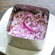 Мелкими кубиками нарезаем красный лук
