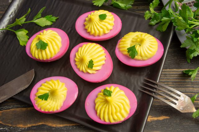 Приготовьте яркие фаршированные яйца с сыром и чесноком, чтобы удивить гостей Приготовьте яркие фаршированные яйца с сыром и чесноком, чтобы удивить гостей