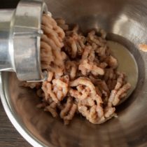 Очищенное от костей филе сельди пропускаем через мясорубку (насадка с мелкими отверстиями) Очищенное от костей филе сельди пропускаем через мясорубку (насадка с мелкими отверстиями)