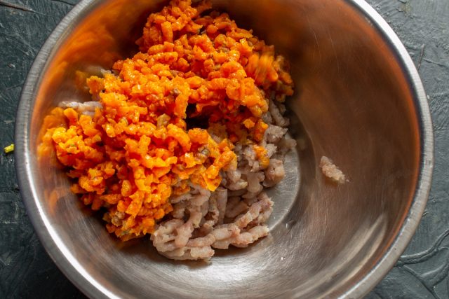 Отправляем остывшую морковку в мясорубку следом за селедкой Отправляем остывшую морковку в мясорубку следом за селедкой