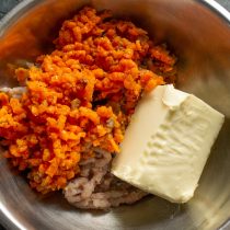 Размягченное масло добавляем к сельди и моркови Размягченное масло добавляем к сельди и моркови