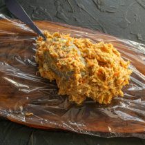 Выкладываем селедочный паштет на пищевую пленку Выкладываем селедочный паштет на пищевую пленку