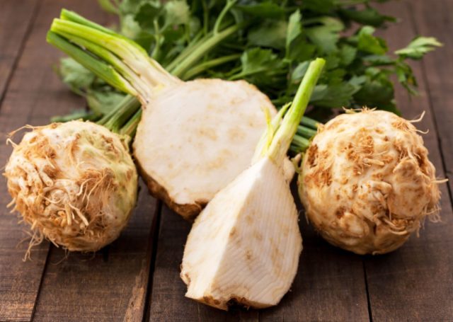 По вкусу корнеплод похож на листовой сельдерей, но имеет более ореховый привкус