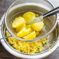 Нарезанный картофель кладем в сито Нарезанный картофель кладем в сито