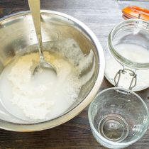 В миску наливаем 70 г воды