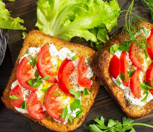 Горячий бутерброд с сыром и помидорами