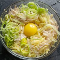 Разбиваем на овощи куриные яйца Разбиваем на овощи куриные яйца