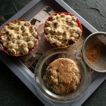 Через час достаем застывшие кексы из формочек, посыпаем какао-порошком через ситечко Через час достаем застывшие кексы из формочек, посыпаем какао-порошком через ситечко