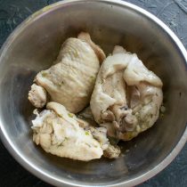 Снимаем мясо с костей, кожу оставляем, она богата жиром Снимаем мясо с костей, кожу оставляем, она богата жиром