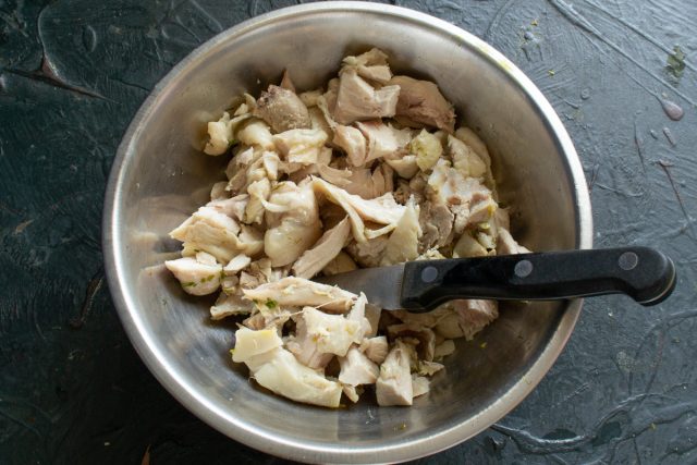 Отварную курицу нарезаем крупно Отварную курицу нарезаем крупно