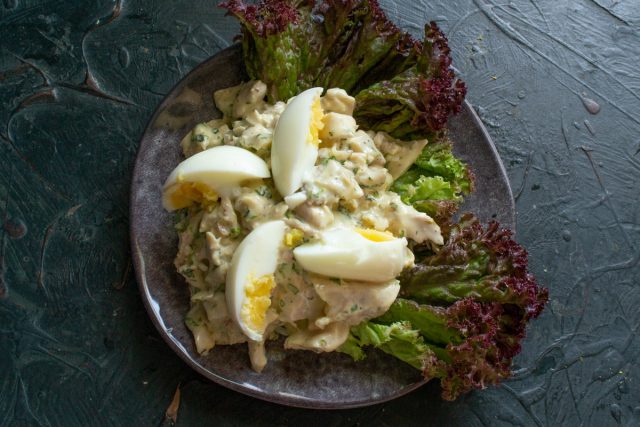 Яйцо вкрутую разрезаем на 4 части, выкладываем на курицу Яйцо вкрутую разрезаем на 4 части, выкладываем на курицу