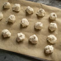 Посыпаем печенье маком, зернышки легко клеятся к липкой поверхности