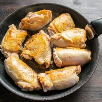Куриные бедра переворачиваем, жарим с другой стороны