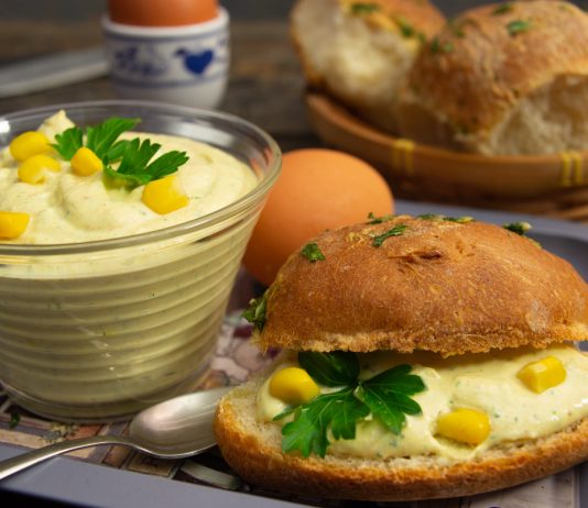 Завтрак за 10 минут: крем-салат из крабовых палочек - Рецепты Завтрак за 10 минут: крем-салат из крабовых палочек