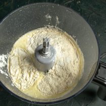 Насыпаем пшеничную муку высшего сорта