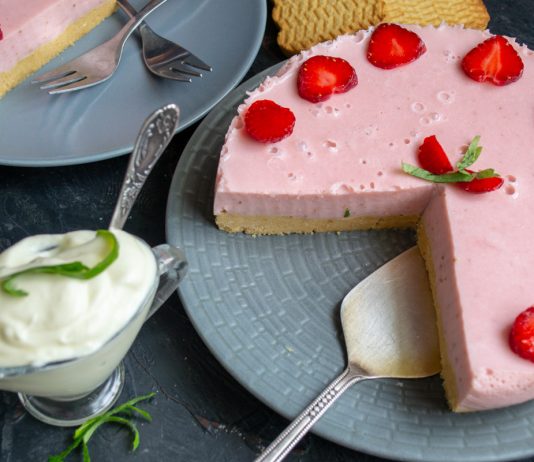 Клубничный торт без выпечки из печенья и сметаны - Рецепты Клубничный торт без выпечки из печенья и сметаны