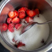 На дно сотейника наливаем пару столовых ложе воды, кладём ягоды, насыпаем сахарный песок На дно сотейника наливаем пару столовых ложе воды, кладём ягоды, насыпаем сахарный песок