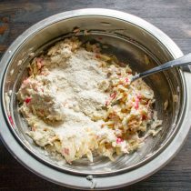Насыпаем пшеничную муку, соль по вкусу Насыпаем пшеничную муку, соль по вкусу