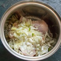Нарезанный лук добавляем к курице Нарезанный лук добавляем к курице