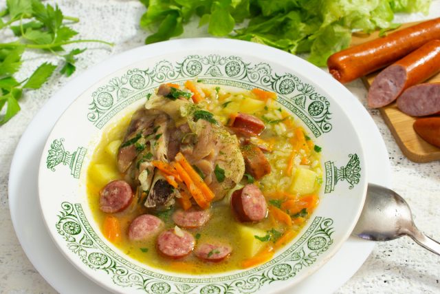 Куриный суп с рисом и колбасками Куриный суп с рисом и колбасками
