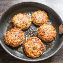Аккуратно переворачиваем лопаткой и обжариваем колдуны с другой стороны