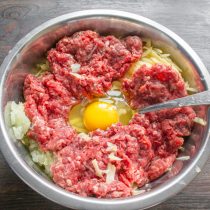 Разбиваем в миску с картошкой и фаршем одно крупное куриное яйцо
