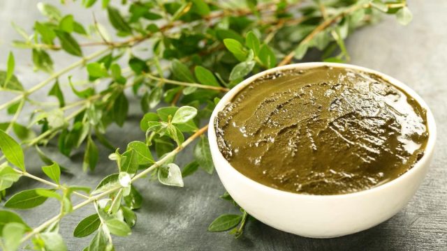 Чтобы приготовить красящую пасту из хны, листья, стебли и цветки растения измельчают в мелкий порошок и смешивают с водой Чтобы приготовить красящую пасту из хны, листья, стебли и цветки растения измельчают в мелкий порошок и смешивают с водой
