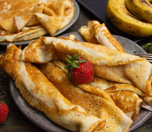 Ажурные блины с фруктовым салатом - Рецепты Ажурные блины с фруктовым салатом