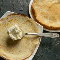 Наполняем блинчики мешочки начинкой Наполняем блинчики мешочки начинкой