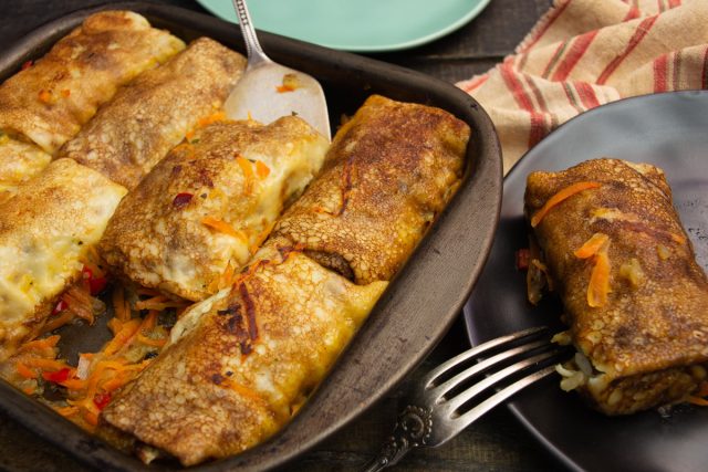 Блинчики с яйцом и рисом в овощном соусе Блинчики с яйцом и рисом в овощном соусе