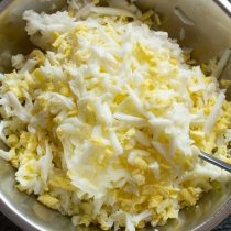 К рису добавляем вареные куриные яйца К рису добавляем вареные куриные яйца