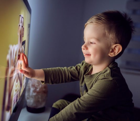 Как отвлечь ребенка от мультиков без скандала — прививаем интерес к прогулкам