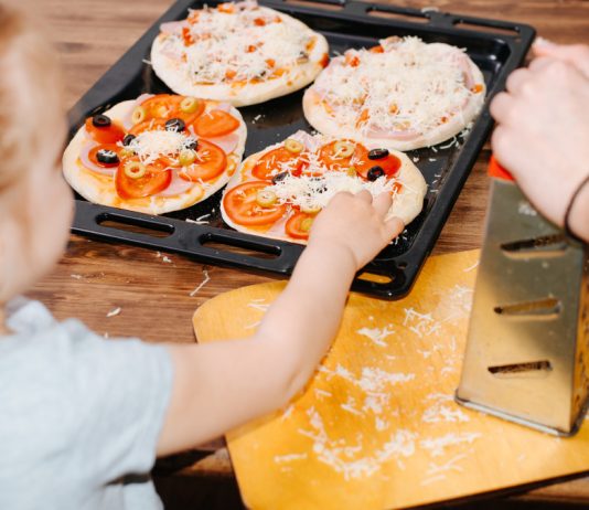 Кулинарный поединок, или Как увлечь ребенка готовкой домашней пиццы - Своими руками Кулинарный поединок, или Как увлечь ребенка готовкой домашней пиццы