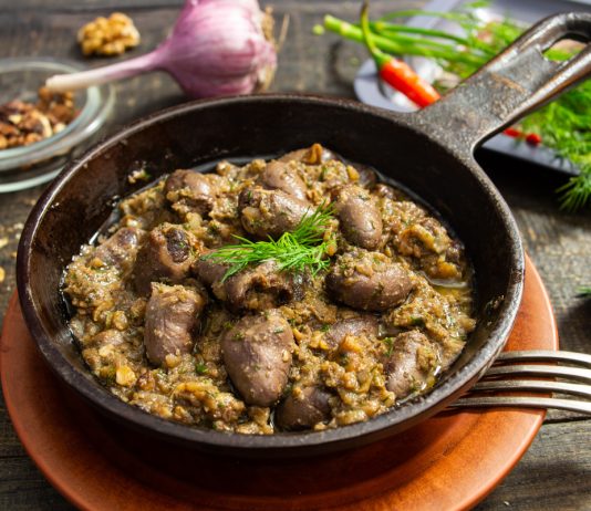 Куриные сердечки тушеные в ореховом соусе