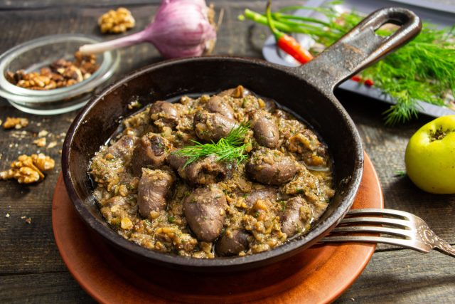 Куриные сердечки тушеные в ореховом соусе