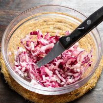Нарезанный лук заливаем яблочным уксусом