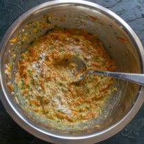 По вкусу солим и перчим молотым черным перцем По вкусу солим и перчим молотым черным перцем