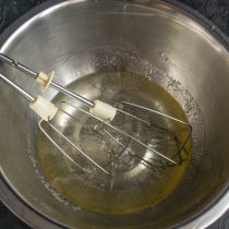 Добавляем к маслу и воде соль, взбиваем ингредиенты венчиком Добавляем к маслу и воде соль, взбиваем ингредиенты венчиком