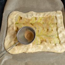 Посыпаем галету щепоткой сахара и молотой корицей Посыпаем галету щепоткой сахара и молотой корицей