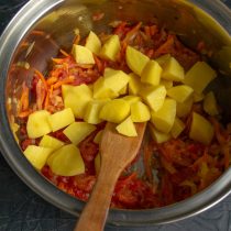 Кладём нарезанный картофель в кастрюлю