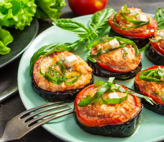 Запеченные баклажаны с помидорами и творогом